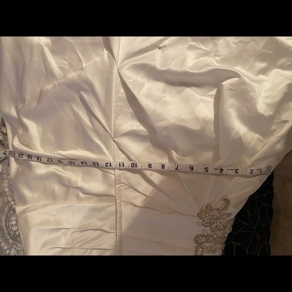 NWOT DAVID’S BRIDAL WEDDING DRESS, Ivory in color says size 12. - Picture 7 of 16
